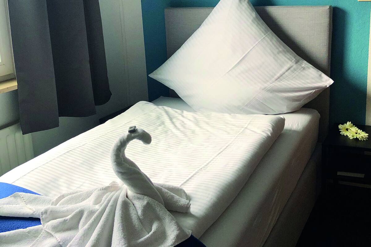Yhden hengen comfort-huone | Ylelliset vuodevaatteet, minibaari, tallelokero huoneessa, työpöytä