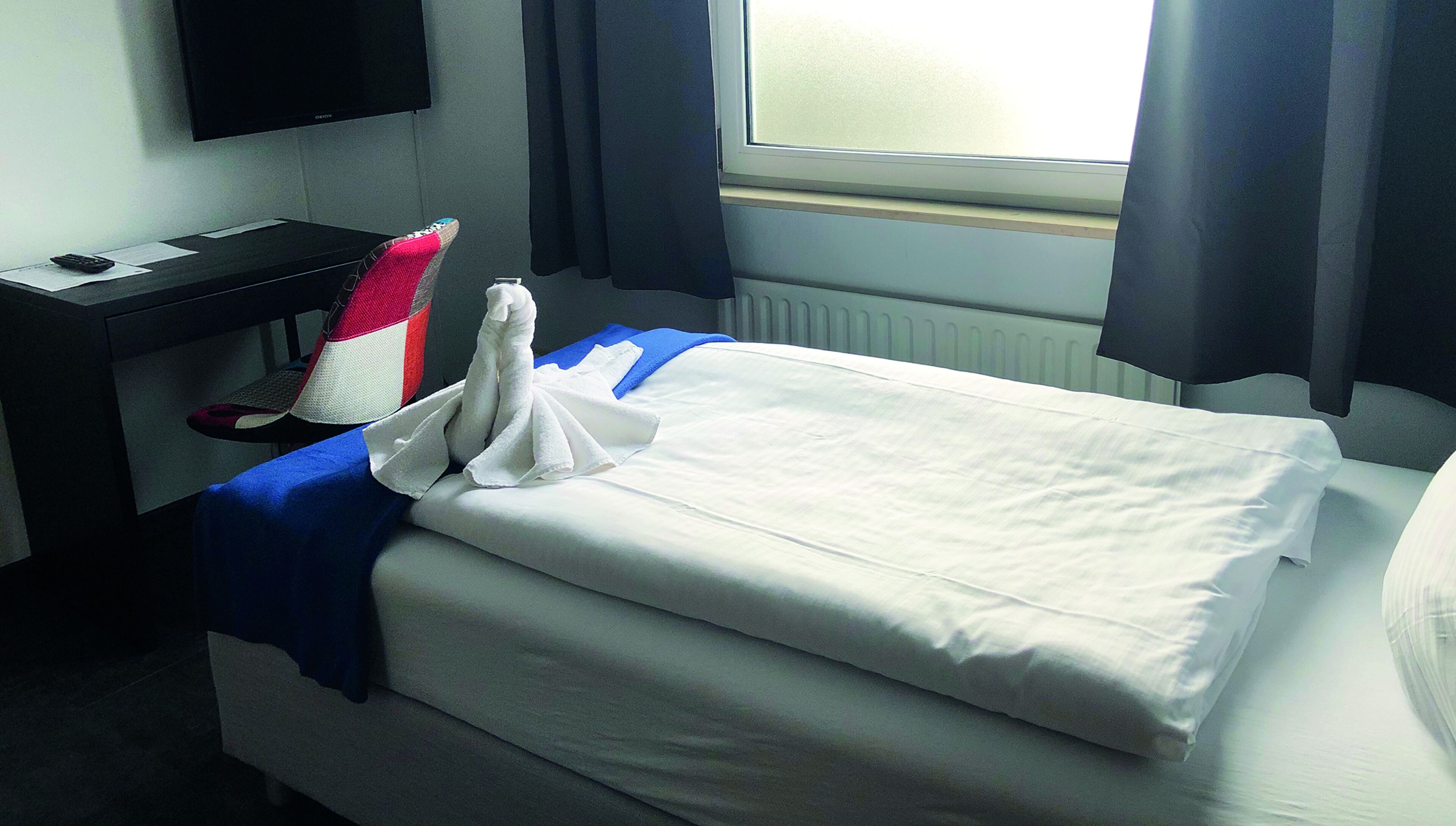 50-cm flat-screen tv with digital channels, tv