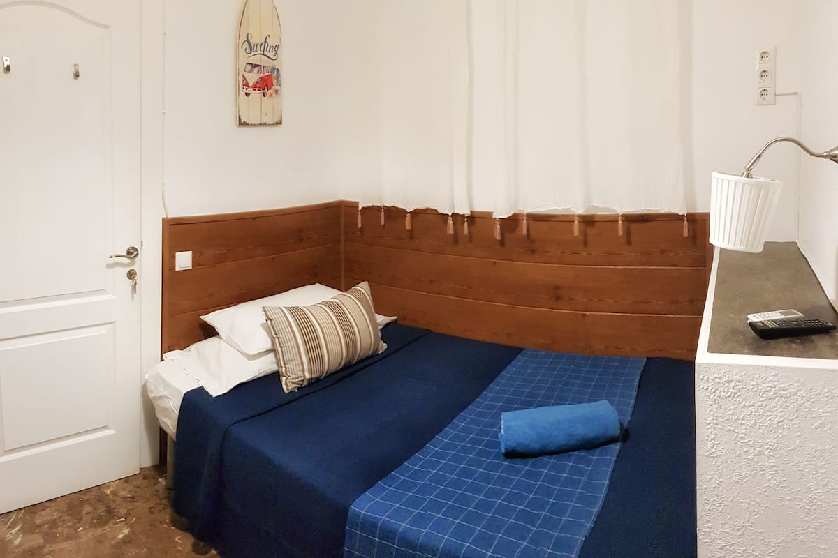 Single Room, Shared Bathroom (Stud R4) | Blackout curtains, iron/ironing board, free WiFi, bed sheets