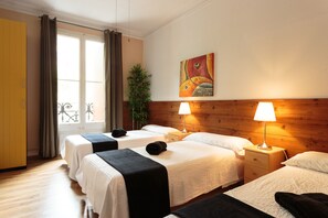 Blackout drapes, iron/ironing board, free WiFi, bed sheets - Homestay CityCenter (Barcelona)