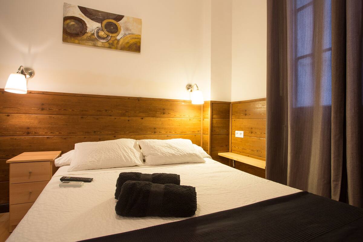 Double Room, Shared Bathroom (Stud R1) | Blackout curtains, iron/ironing board, free WiFi, bed sheets