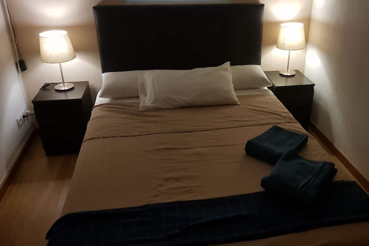 Single Room, Shared Bathroom (Marr R5) | Blackout curtains, iron/ironing board, free WiFi, bed sheets