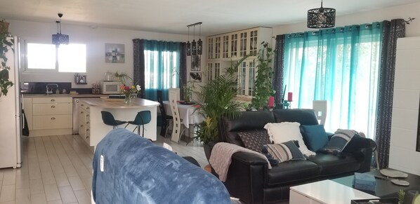 Smart TV, fireplace, DVD player, books - Single storey house between ocean, vineyards and Gironde estuary (Lesparre-Médoc)