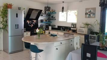 Réfrigérateur, micro-ondes, four, lave-vaisselle