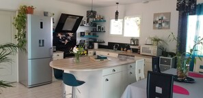 Fridge, microwave, oven, dishwasher - Single storey house between ocean, vineyards and Gironde estuary (Lesparre-Médoc)