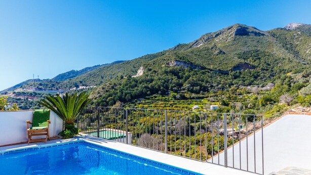 A swimming pool with a view of a mountainous landscape. - Monte Verde Ojén by Ruralidays (Málaga)