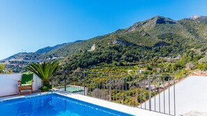 Une piscine offrant une vue sur un paysage montagneux.