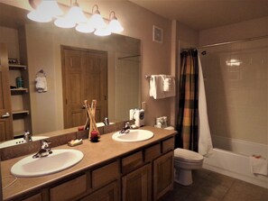 Condo, Multiple Beds (Tarn Landing 1 bed Loft 3 Bath TLDA) | Bathroom | Combined shower/tub, hair dryer, towels