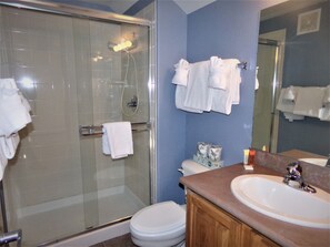 Condo, Multiple Beds, Mountain View (Tarn Landing 1 bed Loft 3 Bath TLDA) | Bathroom | Combined shower/tub, hair dryer, towels - Tarn Landing 1 Bed Loft TLDA (Frisco)