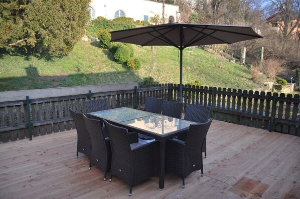 Outdoor dining - Historic: At the foot of the Elbe slope not far from the Blue Wonder directly on the Elbe Cycle Path. (Loschwitz)