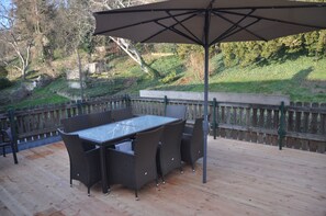 Outdoor dining - Historic: At the foot of the Elbe slope not far from the Blue Wonder directly on the Elbe Cycle Path. (Loschwitz)
