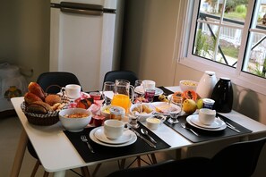 每日供应自助式早餐（每人 BRL 40）