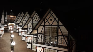 Fassade der Unterkunft – Abend/Nacht