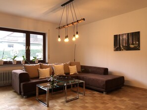 TV, fireplace, books - Vacation home Buchfink 118sqm near Koblenz & Montabaur (Dies)