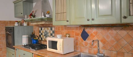 Microwave, oven, coffee/tea maker, blender