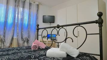 2 camere, una scrivania, ferro/asse da stiro, culla da viaggio