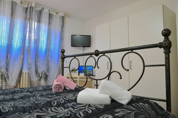 2 Schlafzimmer, Schreibtisch, Bügeleisen/Bügelbrett, Reisekinderbett