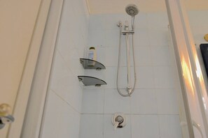 SĂšche-cheveux, bidet, serviettes fournies, savon