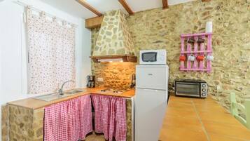 Een koelkast, een magnetron, een kookplaat