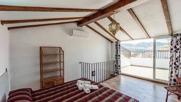 3 slaapkamers, een strijkplank/strijkijzer, reisbedje, wifi