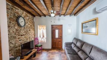 Een televisie en een open haard