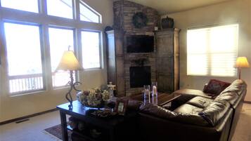 TV layar datar, perapian, pemutar DVD, dan layanan streaming