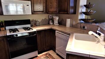Townhouse | Dapur pribadi | Lemari es, microwave, oven, dan kompor