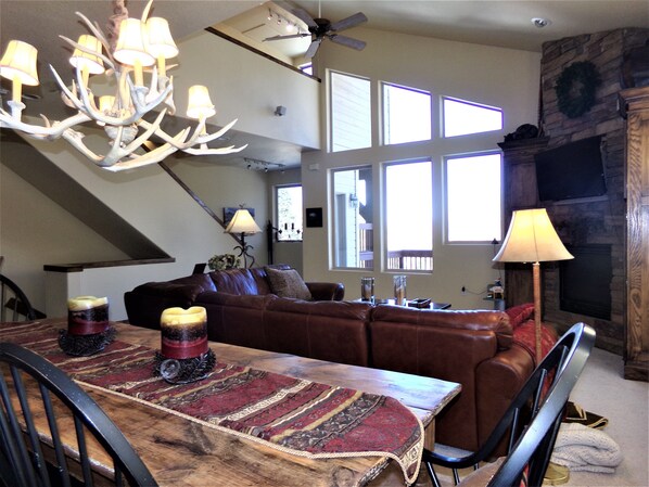 Flat-screen TV, fireplace, DVD player, streaming services - Fawn Townhome 4 bed 3 bath HTJP4 (Silverthorne)