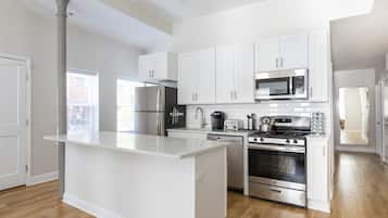 Apartamento, 2 habitaciones | Cocina privada | Frigorífico grande, microondas, horno y placa de cocina