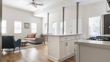 Apartamento, 2 habitaciones | Zona de estar | Televisión LED de 55 pulgadas con canales premium, una televisión