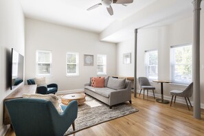 Apartment, 2 Bedrooms | Living room | 55-inch LED TV with premium channels, TV, Netflix - Deedee's Mansion on Wayne (Jersey City)