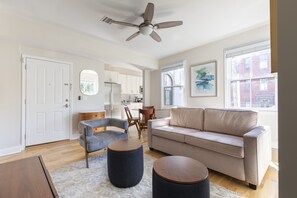 Appartement, 1 slaapkamer | Woonruimte | Een 55-inch ledtelevisie met premium tv-zenders en een televisie