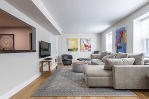 Appartement Duplex, 2 chambres | Salle de séjour | Télévision LED de 55 pouces avec chaînes thématiques, télévision