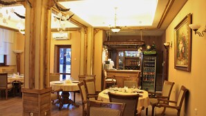Een restaurant met houten meubels, een bar en een koelkast vol drankjes.