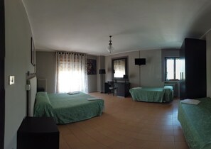 Family Room, Private Bathroom | Free WiFi - Hotel Cristina (Verrayes)