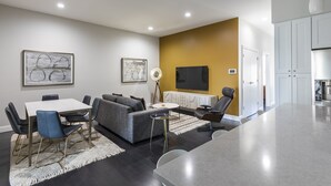 Flat-screen TV, Netflix, streaming services - Deedee's Downtown Hoboken 2 (Hoboken)