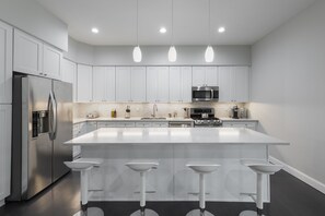 Refrigerador, microondas, horno, placa de cocina