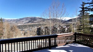 Cubierta nevada con vista a un pueblo y montañas.
