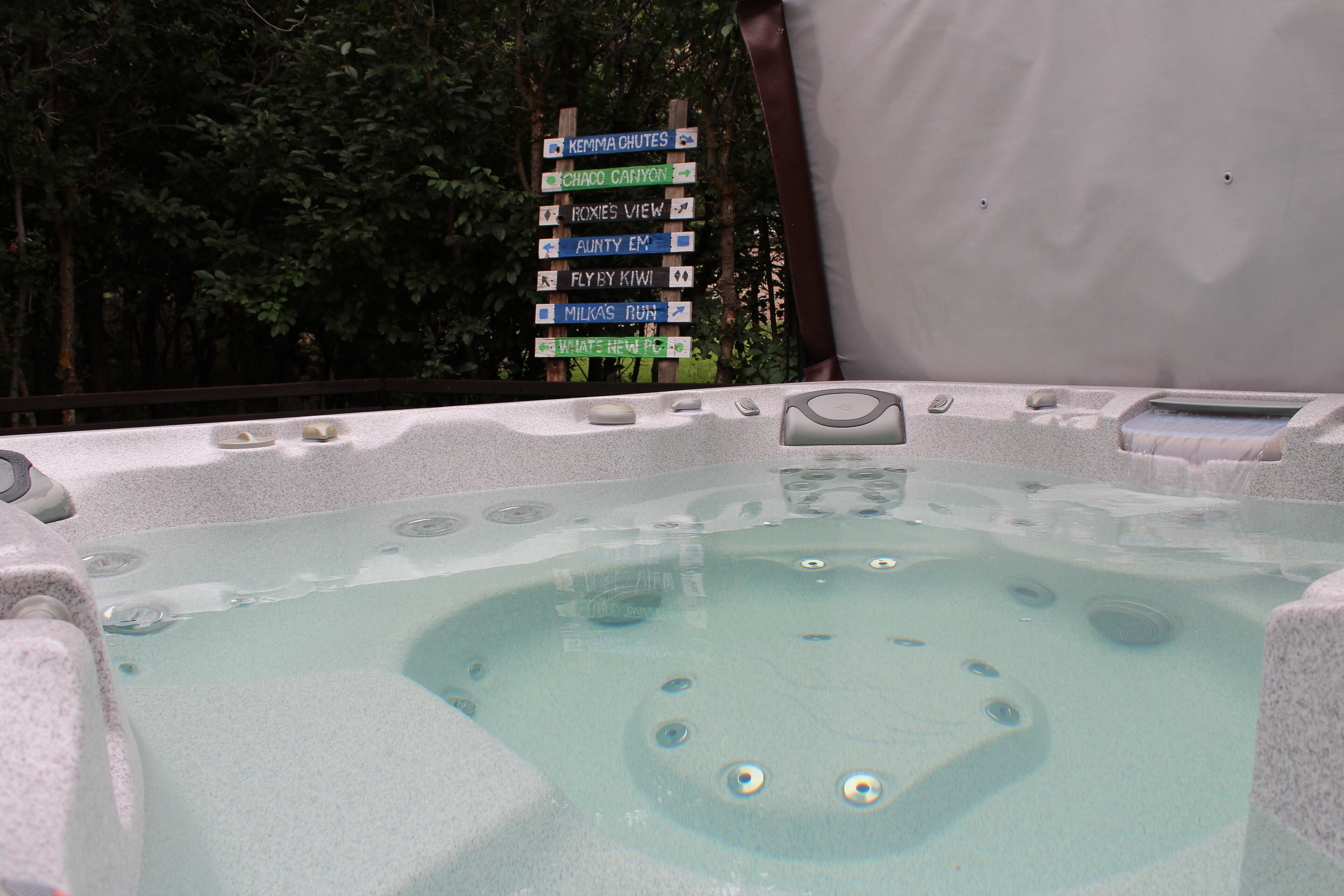 Un jacuzzi con un cartel que enumera atracciones cercanas.