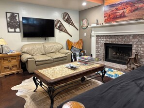 TV connectée, cheminée, jeux vidéo, baby-foot