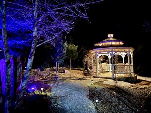 Property grounds - Secluded Mountain Escape ★ XL Hot Tub ★ Close to Ski Fields ★ 1G Fiber (Sandy)