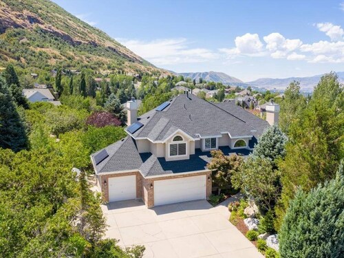 Secluded Mountain Escape ★ XL Hot Tub ★ Close to Ski Fields ★  1G Fiber