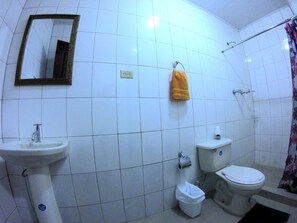 Quadrupla Comfort | Bagno | Doccia, soffione a pioggia, set di cortesia gratuito, asciugamani