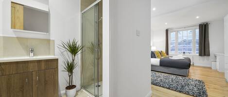 5 bedrooms, iron/ironing board, travel crib, free WiFi