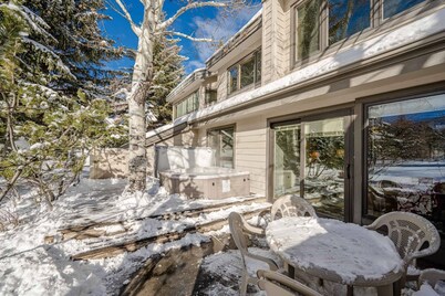 *Free Ski Rental* 2 Minutes to Deer Valley Skiing–On Free Shuttle Route, Private Hot Tub, Fireplace