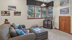 Smart TV, fireplace
