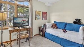 Smart TV, fireplace