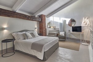 Suite, non fumatori | Biancheria da letto di alta qualità, minibar, cassaforte in camera