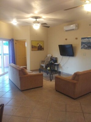 Smart TV, DVD player, video library - Casita Tortuga, Slow and Tranquilo (Loreto)