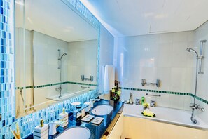Deluxe-huoneisto, 1 makuuhuone, merinäköala | Kylpyhuone | Suihkun ja ammeen yhdistelmä, ilmaiset hygieniatuotteet, hiustenkuivaaja